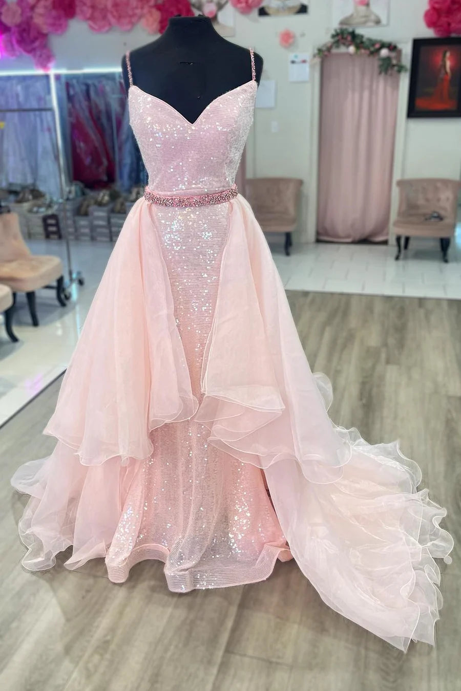Vestido de fiesta con lentejuelas, escote en V, espalda descubierta y cola